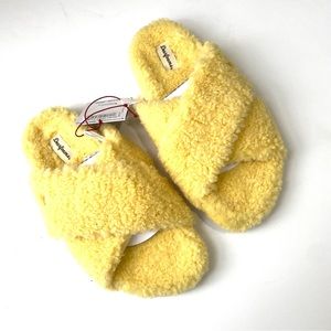 DEAR FOAMS New $49 Womens XL 11-12 Yellow X Strap Slip On Fuzzy Slippers D1